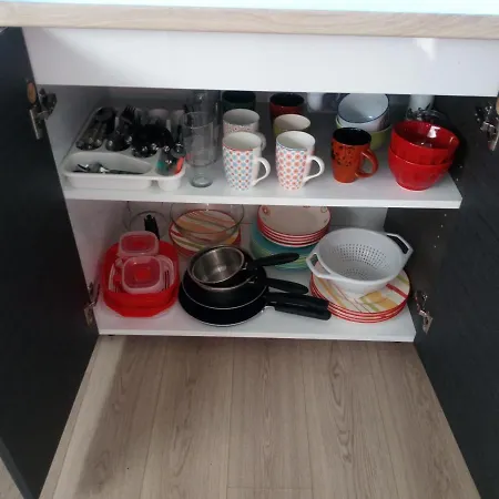 Meuble 1 Piece Entierement Equipe Sans Cloisons Separatives *