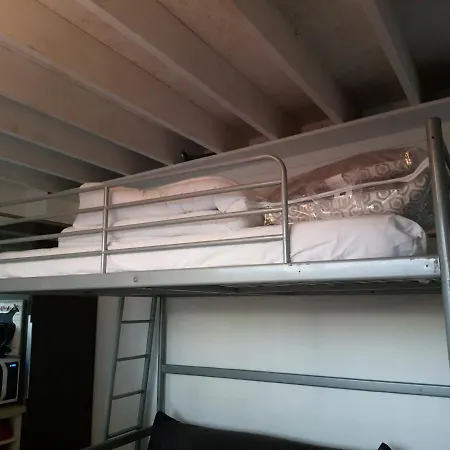 Meuble 1 Piece Entierement Equipe Sans Cloisons Separatives Apartament