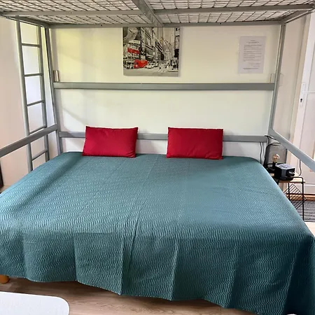 Meuble 1 Piece Entierement Equipe Sans Cloisons Separatives
