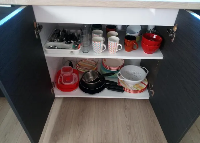 Meuble 1 Piece Entierement Equipe Sans Cloisons Separatives *