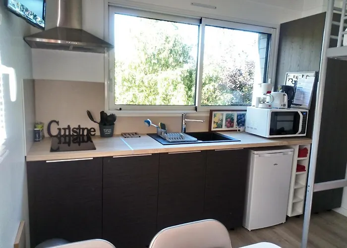 Meuble 1 Piece Entierement Equipe Sans Cloisons Separatives *