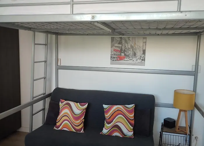 Meuble 1 Piece Entierement Equipe Sans Cloisons Separatives *