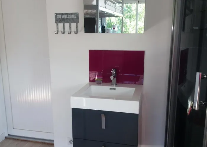 Meuble 1 Piece Entierement Equipe Sans Cloisons Separatives *