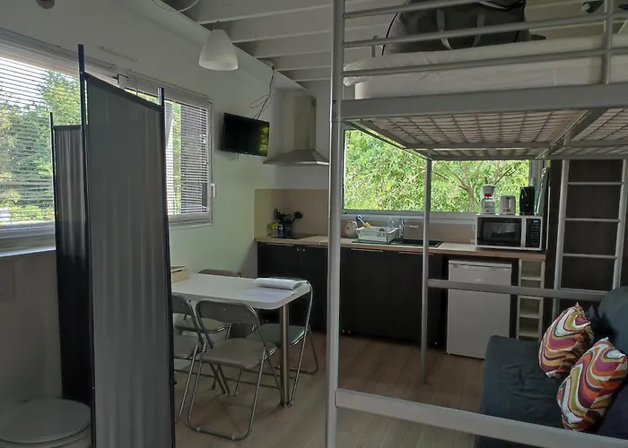 Meuble 1 Piece Entierement Equipe Sans Cloisons Separatives * Chavagnes-en-Paillers